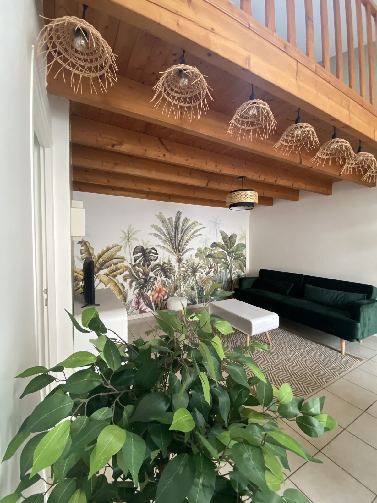 Logement aménagé — poutres apparentes et matières naturelles