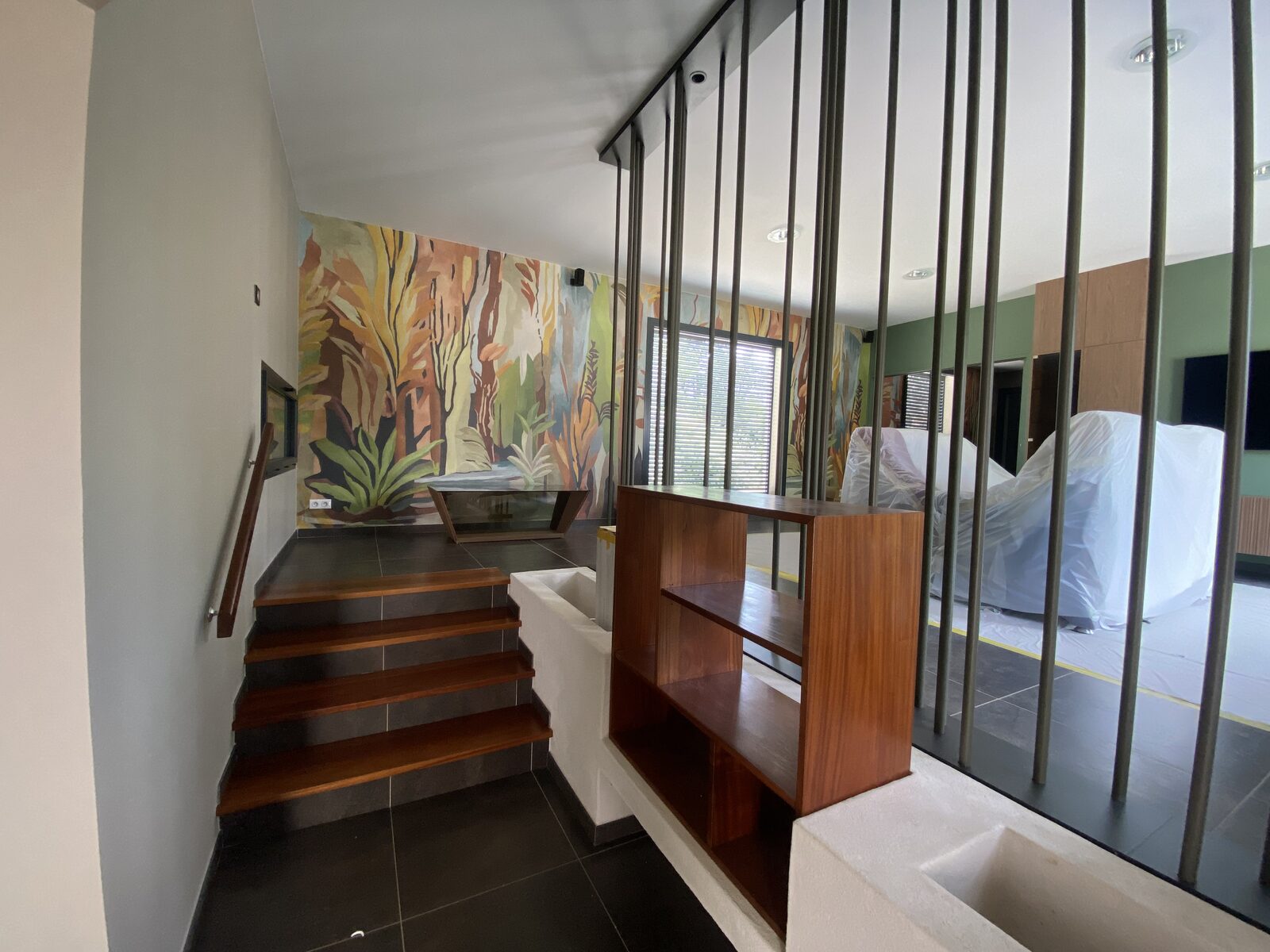 Pièce à vivre — claustra bois et décor végétal