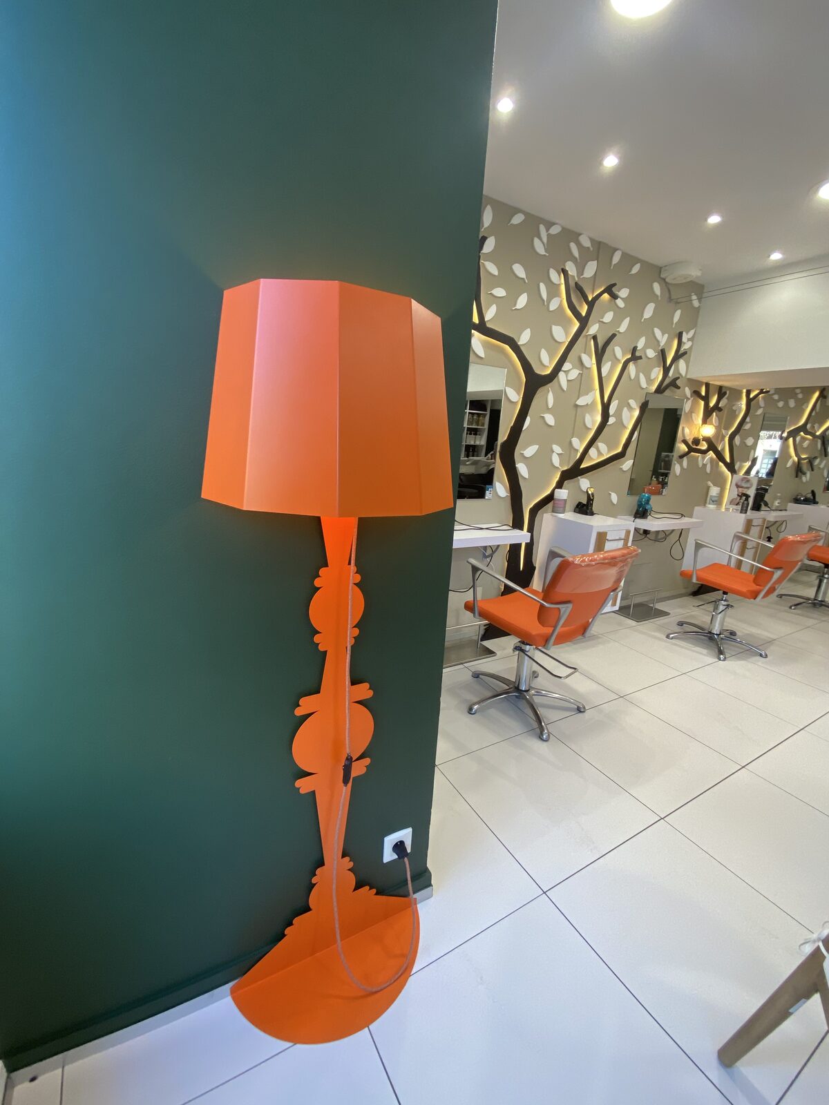 Salon de coiffure Figuratif — mur arboré et luminaires
