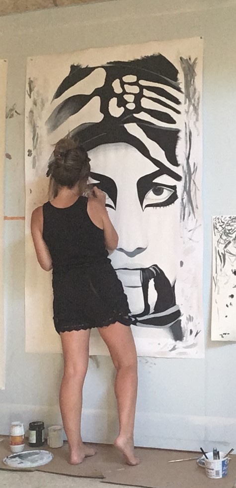 Cécile Guérin peignant le visage à l'atelier