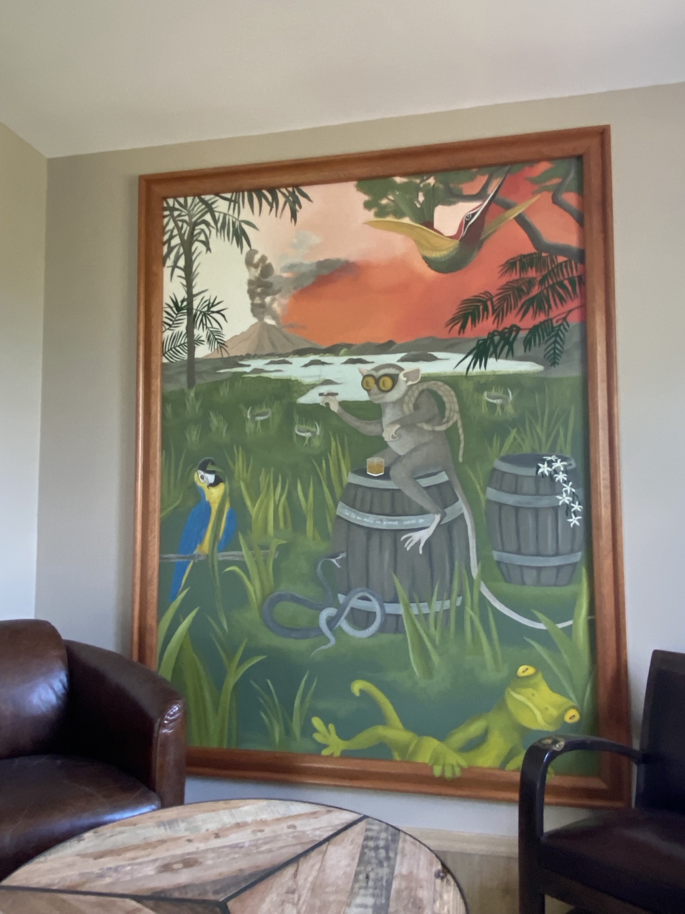 Détail de la peinture tropicale : volcan, perroquet et tarsier